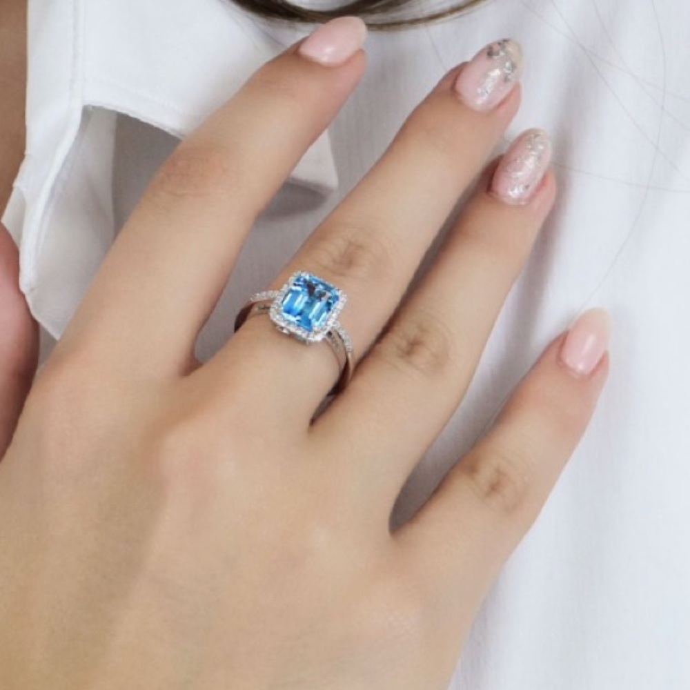 Ladies Blue Topaz Ring with Diamonds💍💎 Size 5. New in box.🎁